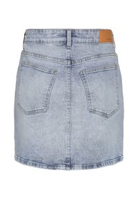 Φούστα από ανοιχτό μπλε τζιν με δύο πίσω τσέπες, θηλιές για ζώνη, ραφές και ένα μικρό καφέ δερμάτινο σημείο στη μέση.