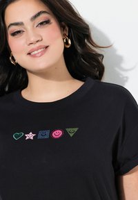 Angel of Style KOMFORT FIT VERZIERTE SMILEYS - T-Shirt print - black