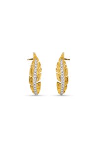 Boucles d'oreilles dorées en forme de plumes avec une surface texturée, présentant une ligne centrale de petites pierres transparentes pour le contraste.