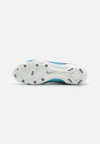 Scarpa sportiva Nike con parte superiore blu e accenti testurizzati, e suola bianca. La suola presenta diversi tacchetti per una migliore aderenza.