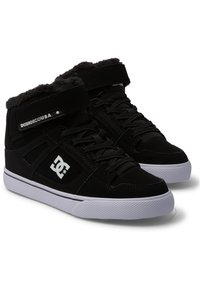 Zwarte hoge sneakers van suède en stof, met een voering van bont bij de kraag, witte rubberen zolen en een logo-detail aan de zijkant.