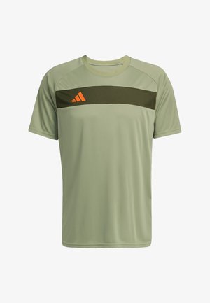 T-shirt de sport vert clair avec une bande horizontale vert foncé et un logo orange, fabriqué en tissu lisse et respirant avec des manches courtes.
