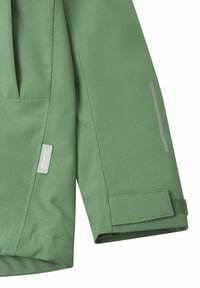 Vandtæt grøn jakkeærme, der har et struktureret stof, justerbar manchet med velcro og en reflekterende accentstribe.