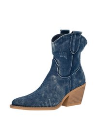 Botín de denim con puntera afilada, color azul desgastado, ligera abrasión y tacón curvado con estrías horizontales. Incluye tiradores.