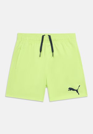 Short de bain pour homme jaune néon avec ceinture élastique noire, cordon de serrage et logo Puma noir sur la jambe gauche.