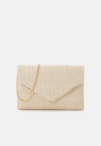 Pochette tissée beige de forme enveloppe, dotée d'une bandoulière chaîne dorée et d'une finition texturée.