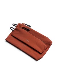 Set di sacchetti in tessuto rosso con due scomparti con cerniera, caratterizzati da cerniere e dettagli neri a contrasto, texture liscia e motivo a griglia sottile.