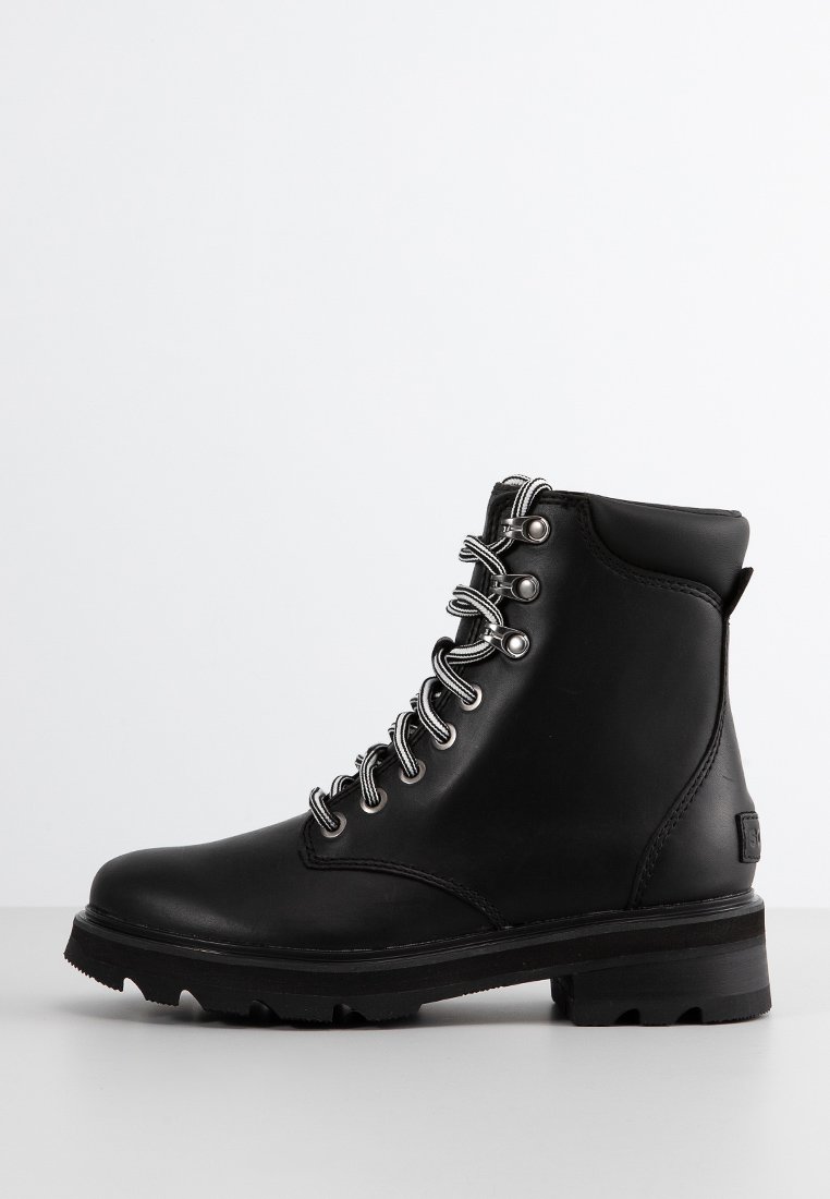 Schwarze Schnür-Stiefeletten aus glattem Leder. Verfügen über Metallösen, eine dicke Gummisohle und eine runde Zehenform.