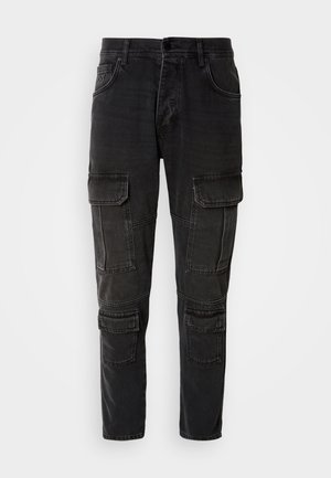 Pantalon cargo noir avec plusieurs poches latérales, jambes fuselées et texture en denim durable. Fermé par un bouton et une fermeture éclair.