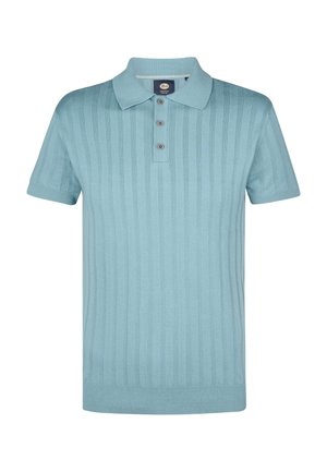Lichtblauwe polo met korte mouwen van ribbelstof, met een knoopsluiting met drie knopen en een platte kraag. Gladde stof met subtiele verticale strepen.