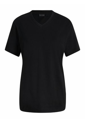 T-shirt noire à col en V, jogging gris slim-fit, porté avec des baskets noires. Design simple avec des manches courtes et une taille élastique.