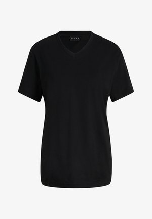 Czarny T-shirt z dekoltem w serek, szare spodnie dresowe o dopasowanym kroju, noszone z czarnymi trampkami. Prosty design z krótkimi rękawami i elastycznym pasem.