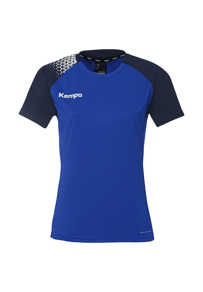 Camiseta deportiva azul fabricada con tejido que absorbe la humedad. Manga corta, cuello redondo, con un diseño negro estampado en el hombro. Logo "Kempa" exhibido.