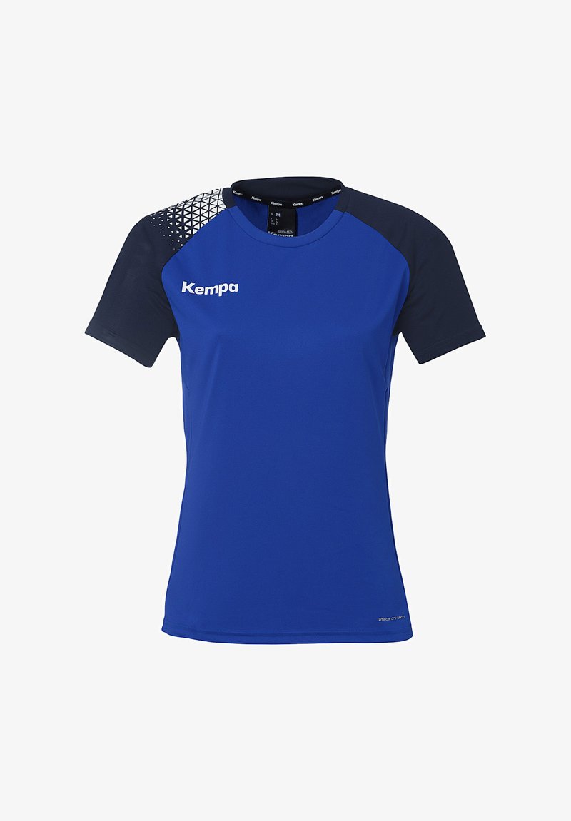 Camiseta deportiva azul fabricada con tejido que absorbe la humedad. Manga corta, cuello redondo, con un diseño negro estampado en el hombro. Logo "Kempa" exhibido.