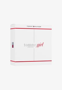 Scatola rettangolare bianca con accenti rossi. Presenta il logo "TOMMY HILFIGER" e "tommygirl" in corsivo argentato. Design pulito e minimalista.