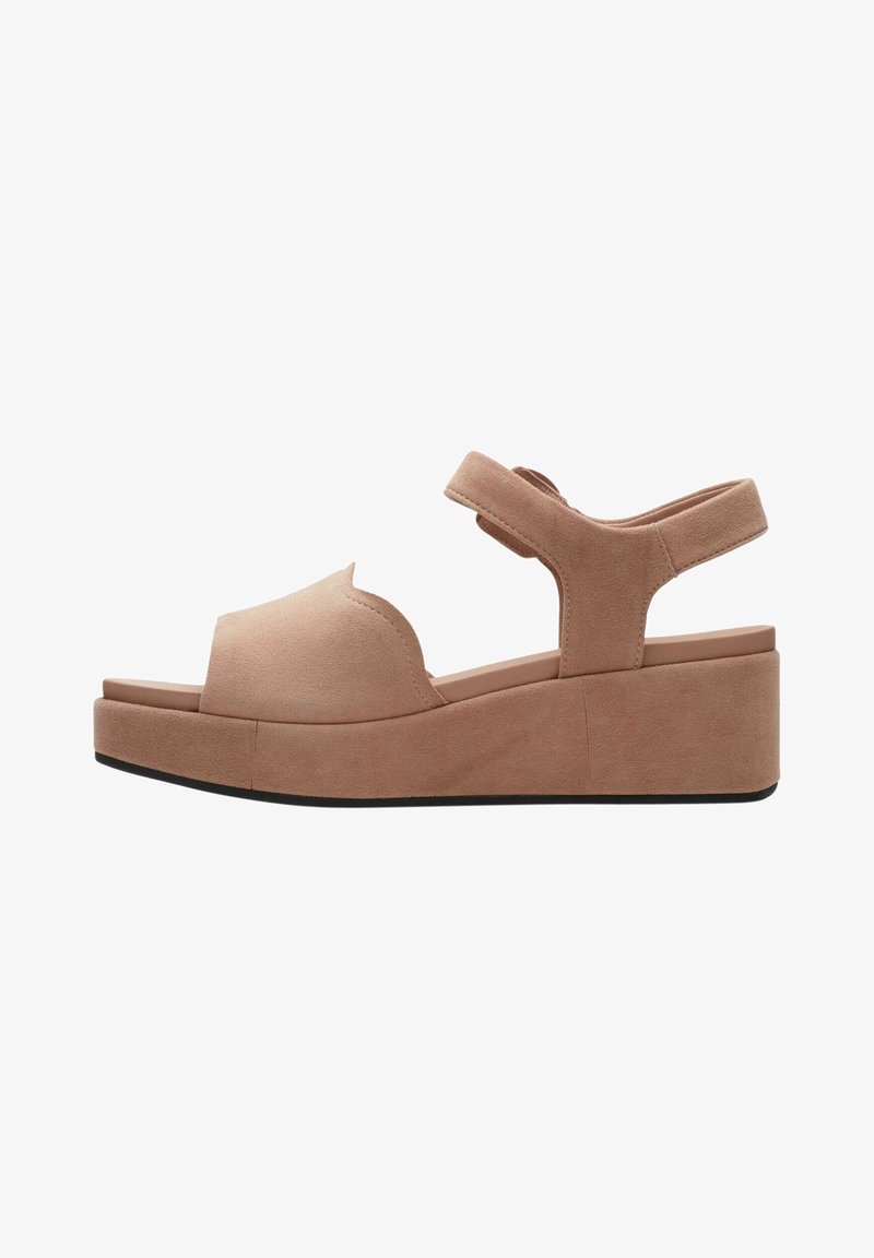 Sandales à plateforme en suede rose avec une large ouverture pour les orteils, une sangle de cheville réglable et un talon en coin texturé. Semelle plate noire.