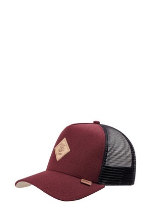 Gorra de béisbol burdeos con parte trasera de malla negra, parche de logo en forma de diamante de cuero y pequeña etiqueta de cuero en la visera.