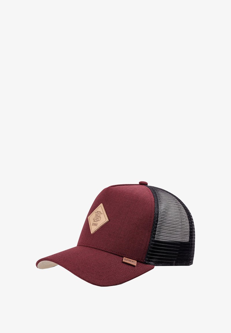 Burgunderfarbene Baseballmütze mit schwarzer Netzrückseite, lederner, rautenförmiger Logo-Patch und kleinem Lederschild auf dem Schirm.