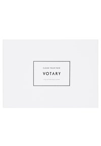 Vit förpackning med en svart kant har texten "RENSA DIN ANSIKTE VOTARY" och "FEM BOMULLSANSIETSKLÄDER" i enkel typografi.