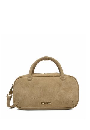 Petit sac à main rectangulaire en daim marron clair avec deux poignées, une bandoulière amovible et un logo doré "GINO ROSSI" sur le devant.