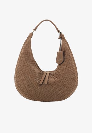 Braune Leder-Hobo-Tasche mit gewebter Textur, geschwungener Form und kurzem Griff mit kleinem Etikett-Akzent. Mit Reißverschlussverschlussdetail.