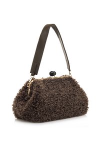 Borsa a tracolla in peluche marrone con un esterno testurizzato e fuzzy, cornice dorata e una tracolla in pelle marrone. Presenta un fermaglio unico con dettagli neri.