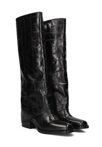 Zwarte kniehoge laarzen van gestructureerd, glanzend leer met een krokodillenpatroon. Vierkante neuzen en stevige hakken voor stabiliteit.