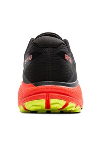 Melna sporta apavi ar strukturētu virsu, sarkanu papēdi un dzīvīgu dzelteni zaļu zoli. Pusē ir logotipa detaļas un mīksts dizains.