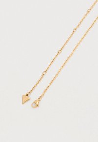 Κολιέ σε χρυσή απόχρωση με τρίγωνο μενταγιόν και κούμπωμα σε σχήμα αστακού. Διαθέτει λεπτή αλυσίδα με ομοιόμορφα διατεταγμένους κρίκους.