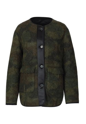 Dunkelgrüne und braune gesteppte Wolljacke mit rundem Ausschnitt, schwarzer Knopfleiste und aufgesetzten Taschen vorne.