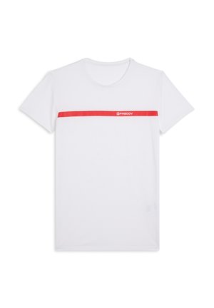 T-shirt bianca con scollo tondo, maniche corte, con una striscia orizzontale rossa sul petto e il logo "FREDDY" in colore a contrasto.