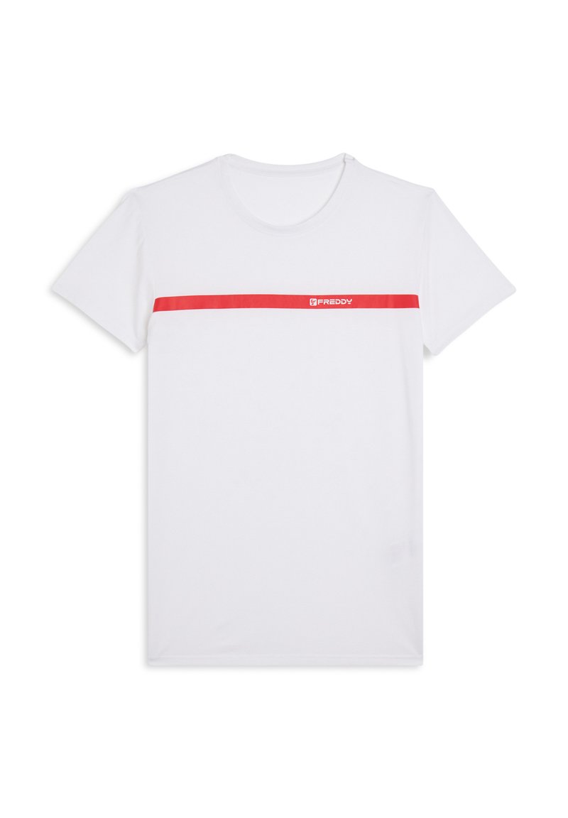 Camiseta blanca de cuello redondo, manga corta, con una franja horizontal roja en el pecho que lleva el logo "FREDDY" en un color contrastante.