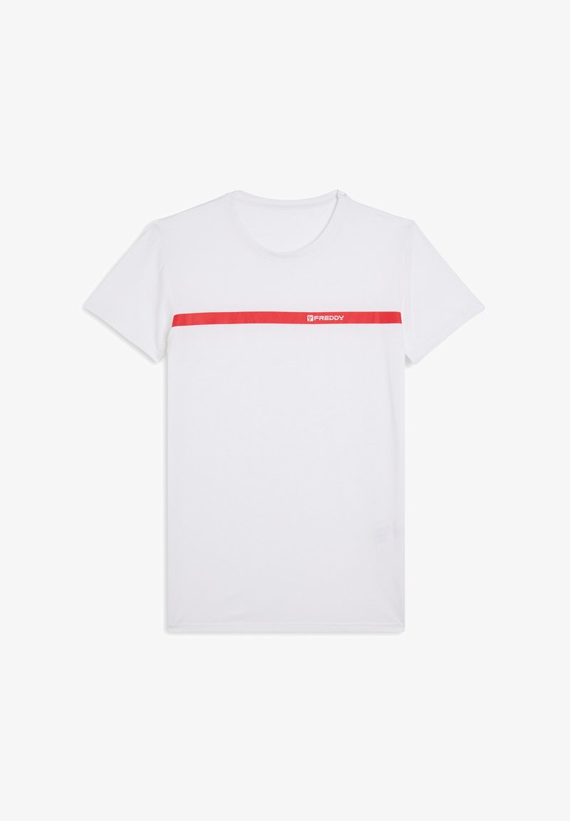 Camiseta blanca de cuello redondo, manga corta, con una franja horizontal roja en el pecho que lleva el logo "FREDDY" en un color contrastante.