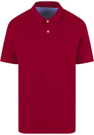 Červené bavlněné polo tričko s klasickým límečkem, s třemi knoflíky na léze a malým logem na levé straně. Krátké rukávy.