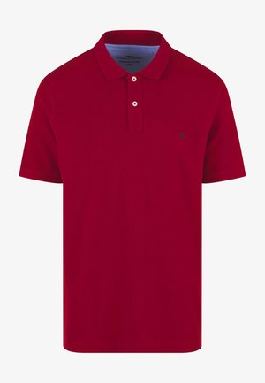 Rød bomulds polo skjorte med klassisk krave, tre-knaps halsåbning og et lille logo på venstre side. Korte ærmer.