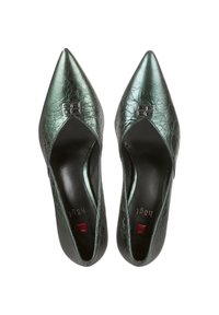 Paire de ballerines vert métallisé à bout pointu avec une finition texturée et un petit détail de boucle argentée près de l'ouverture des orteils.
