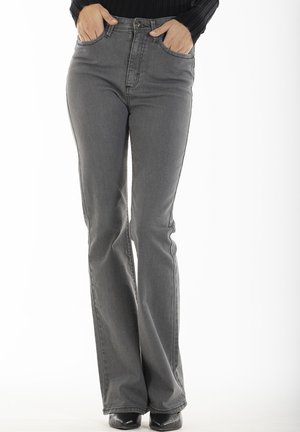 Pantalons en denim gris évasés avec des poches avant, une fermeture à bouton et une taille mi-haute. Le tissu a une texture lisse et un léger extensibilité.