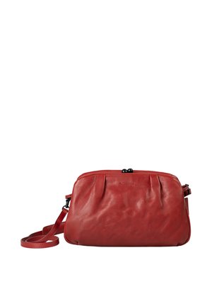 Borsa a tracolla in pelle rossa con design plissettato, forma arrotondata e dettagli in metallo neri. Cinghia regolabile per maggiore comodità.