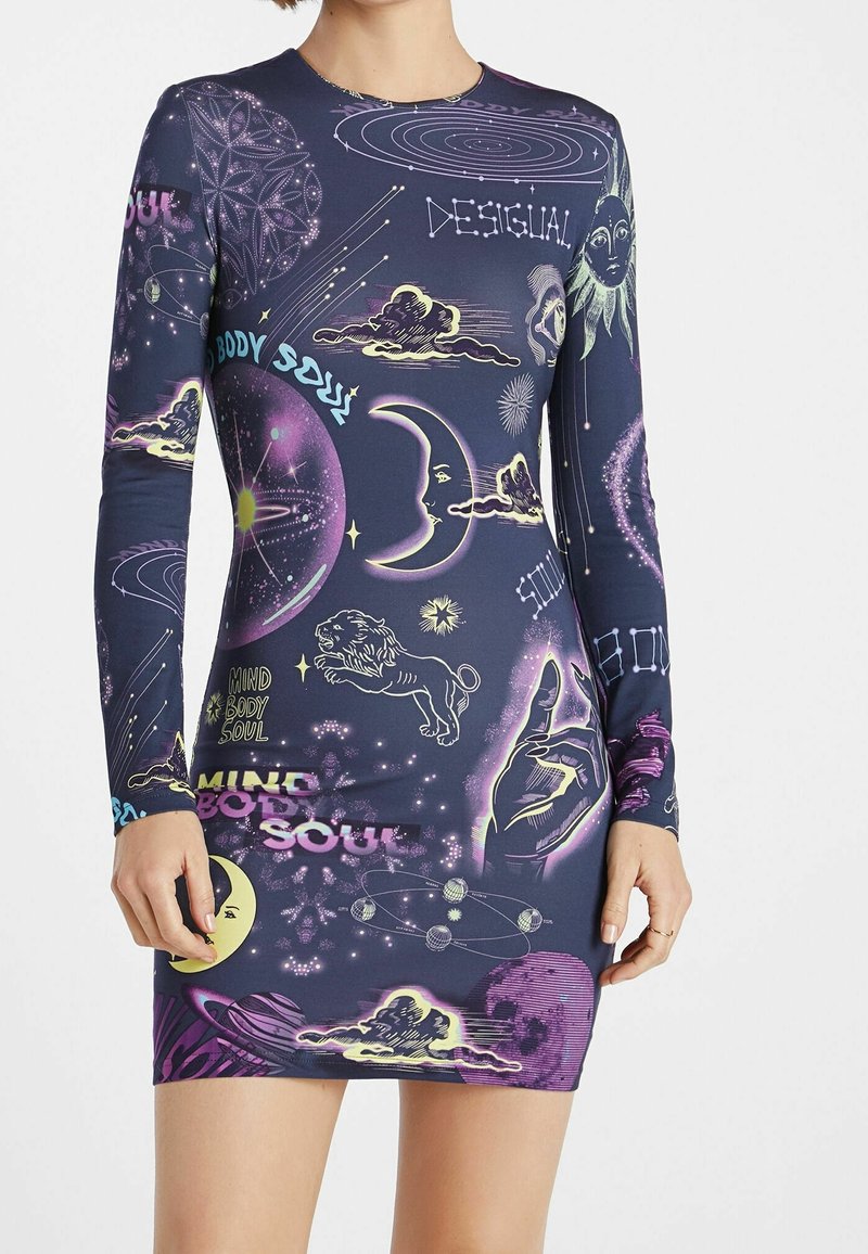 Robe en jersey à manches longues marine avec des motifs cosmiques en violet, jaune et blanc. Les graphismes incluent des lunes, des visages et des motifs célestes avec du texte.