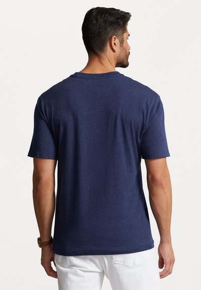 Tricou din bumbac de culoare bleumarin, cu mâneci scurte și guler rotund, având o textură netedă și un detaliu subtil de heather pe spate.