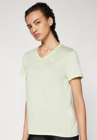 Under Armour TECH TWIST - Spordi T-särk - retro green/white