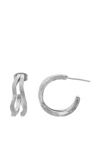 Sølv metall øreringer med en vridd design på den ene og en teksturert sirkulær ring på den andre, begge med polerte overflater.