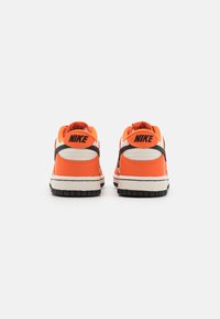 Nike Sportswear DUNK LOW - Sapatilhas - phantom/black/safety orange