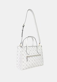 Borsa a spalla in pelle bianca con dettagli neri, caratterizzata da due manici, una tracolla removibile e una tasca frontale con zip e texture a motivo.