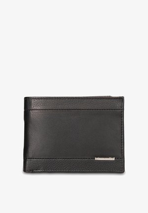 Portafoglio in pelle nera con superficie testurizzata, design sottile e un accento metallico nell'angolo inferiore destro. Contiene fessure per carte.
