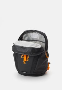 The North Face RECON UNISEX - Hátizsák - asphalt grey/cone orange