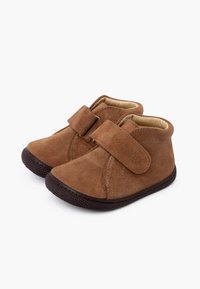 Chaussures pour tout-petits en Suède marron avec un bout rond, hauteur cheville et une fermeture à bande Velcro. Semelle extérieure en caoutchouc texturé pour plus d'adhérence.