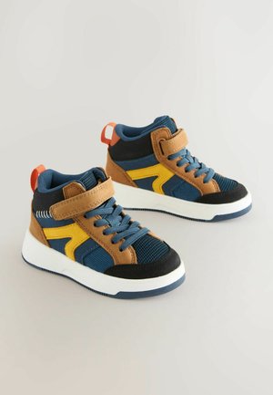 Hoge sneakers met een bruine suède, blauwe mesh en gele accenten. Witte rubberen zool; Klittenbandsluiting en veters. 