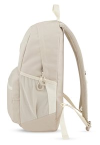 Sac à dos beige avec une surface en tissu lisse, poche latérale en mesh et bretelles rembourrées ajustables. Dispose d'une poignée supérieure et d'une fermeture éclair.