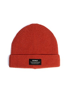 Gorro naranja de punto acanalado con puño doblado y etiqueta rectangular negra que dice "ECOALF" y mensaje de sostenibilidad en el centro frontal.